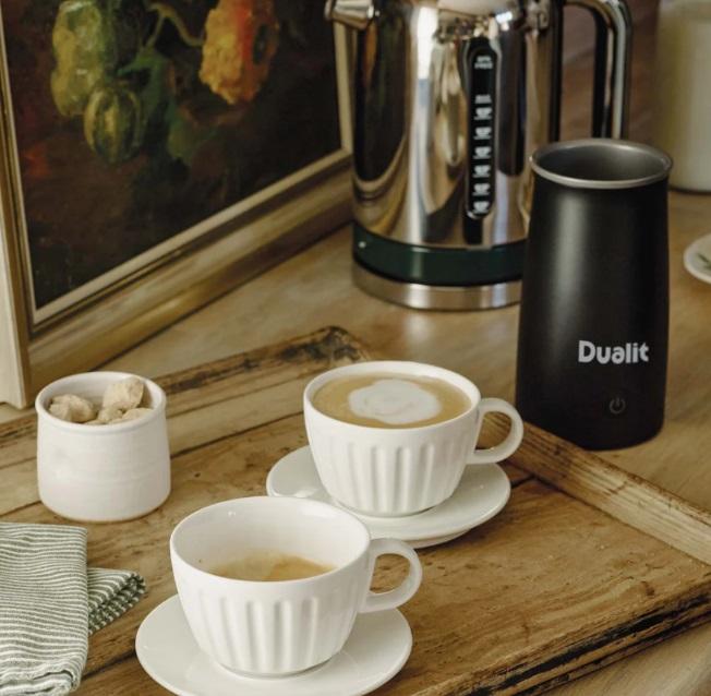 Dualit_Cappuccinokuppi_ja_aluslautanen_2_kpl_settti