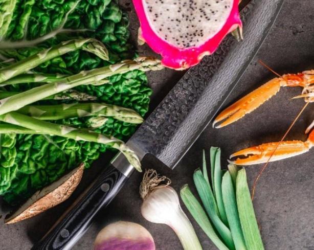 Keittiöveitsen teroitus. Kuvituskuva Yaxell Zen kokkiveitsi